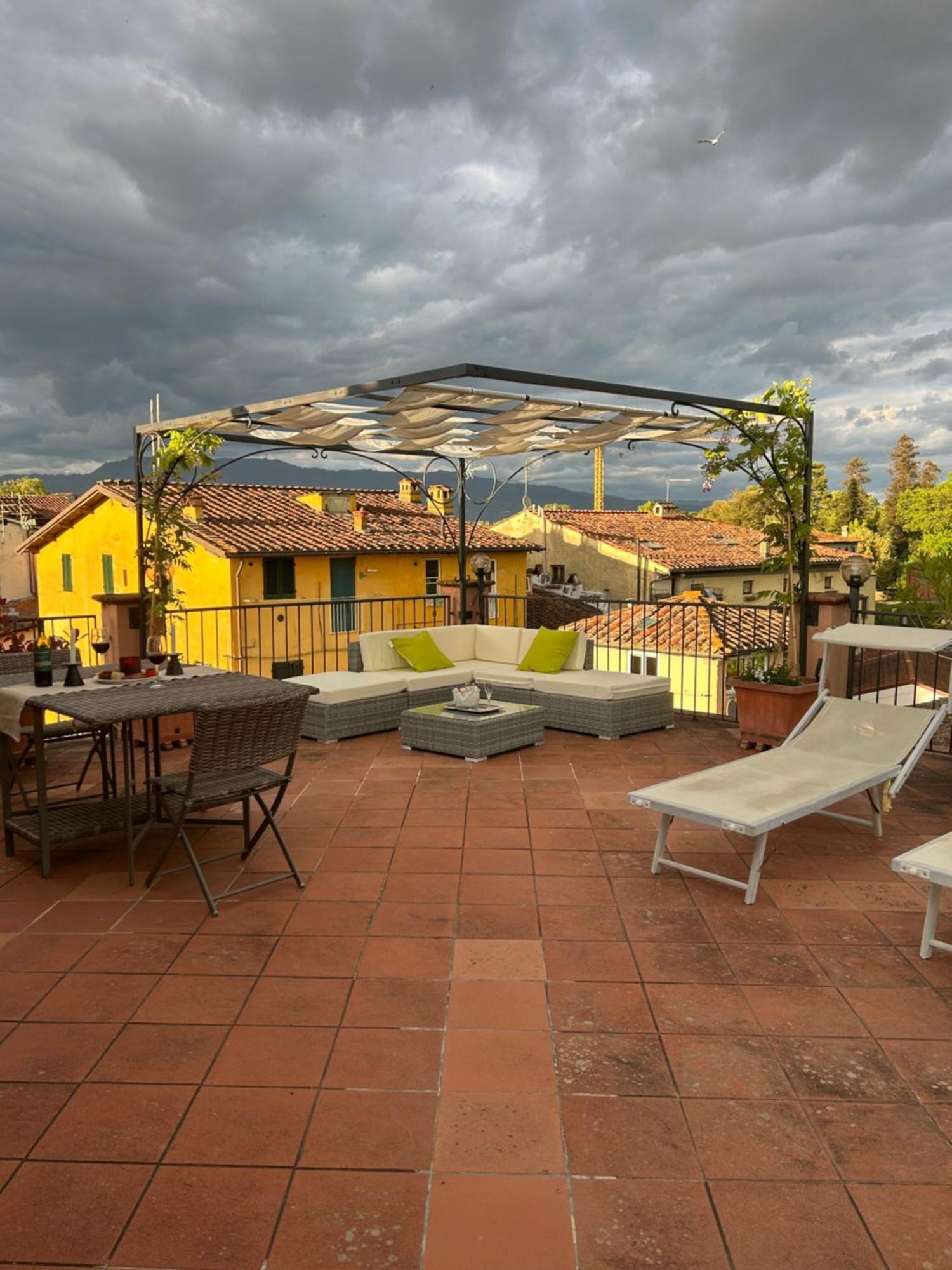 Ferienwohnung La Terrazza Fra Le Torri Lucca Exterior foto